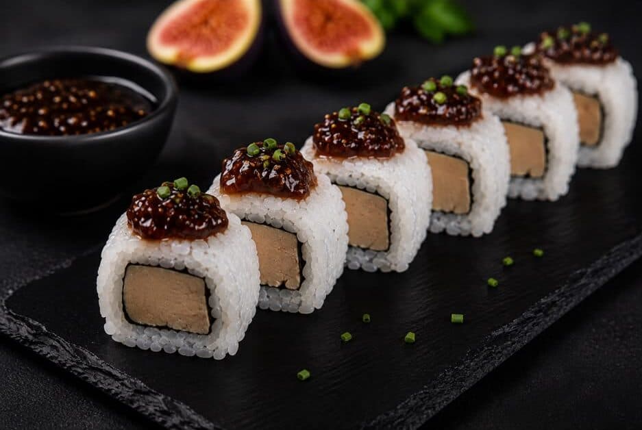 Makis au foie gras nappés de confiture de figue et de ciboulette, figues fraîches en fond