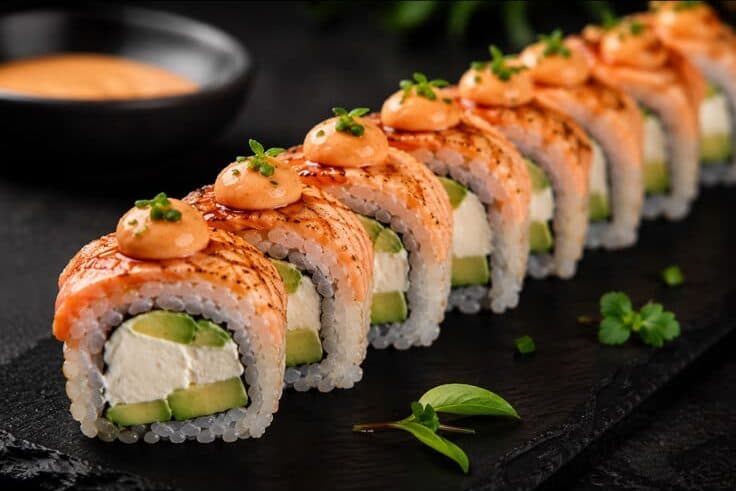Nab'rolls au saumon braisé, avocat et cheese, points de sauce spicy sur le dessus