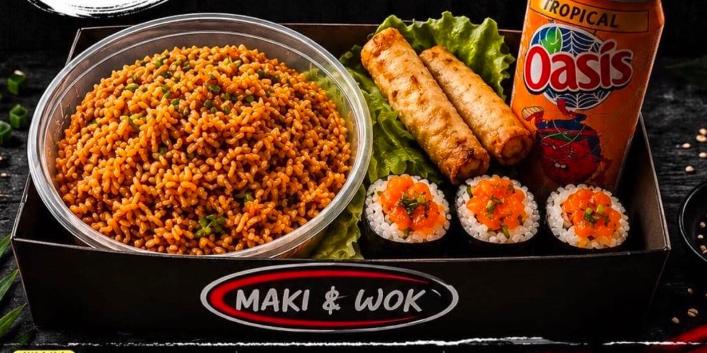 Box repas MAKI WOK garnie de riz épicé, makis saumon et nems, prête à emporter