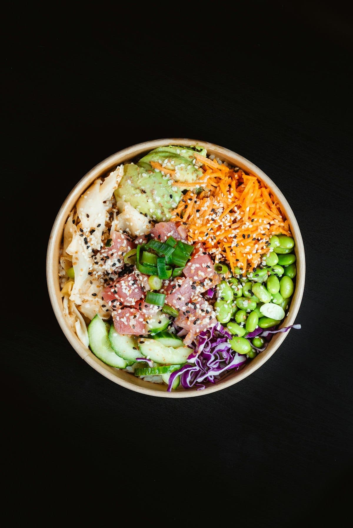 Poke bowl coloré au thon, edamame, concombre et avocat