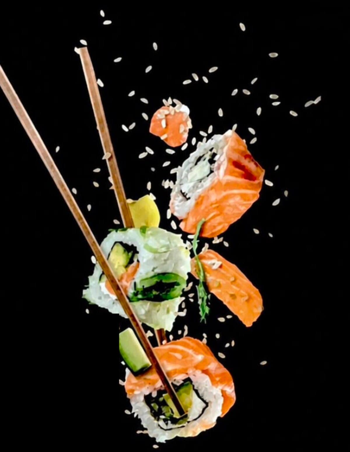 Makis au saumon et à l'avocat en lévitation saisis par des baguettes, prêts à commander
